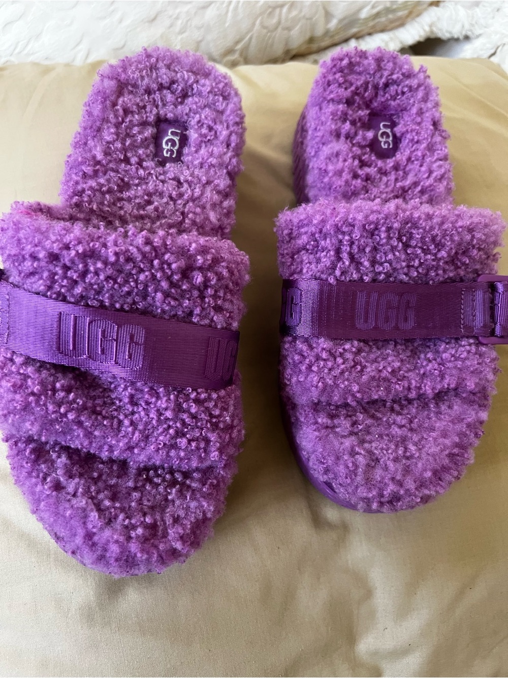 UGGS Fuzzy Slide Sandals W9
